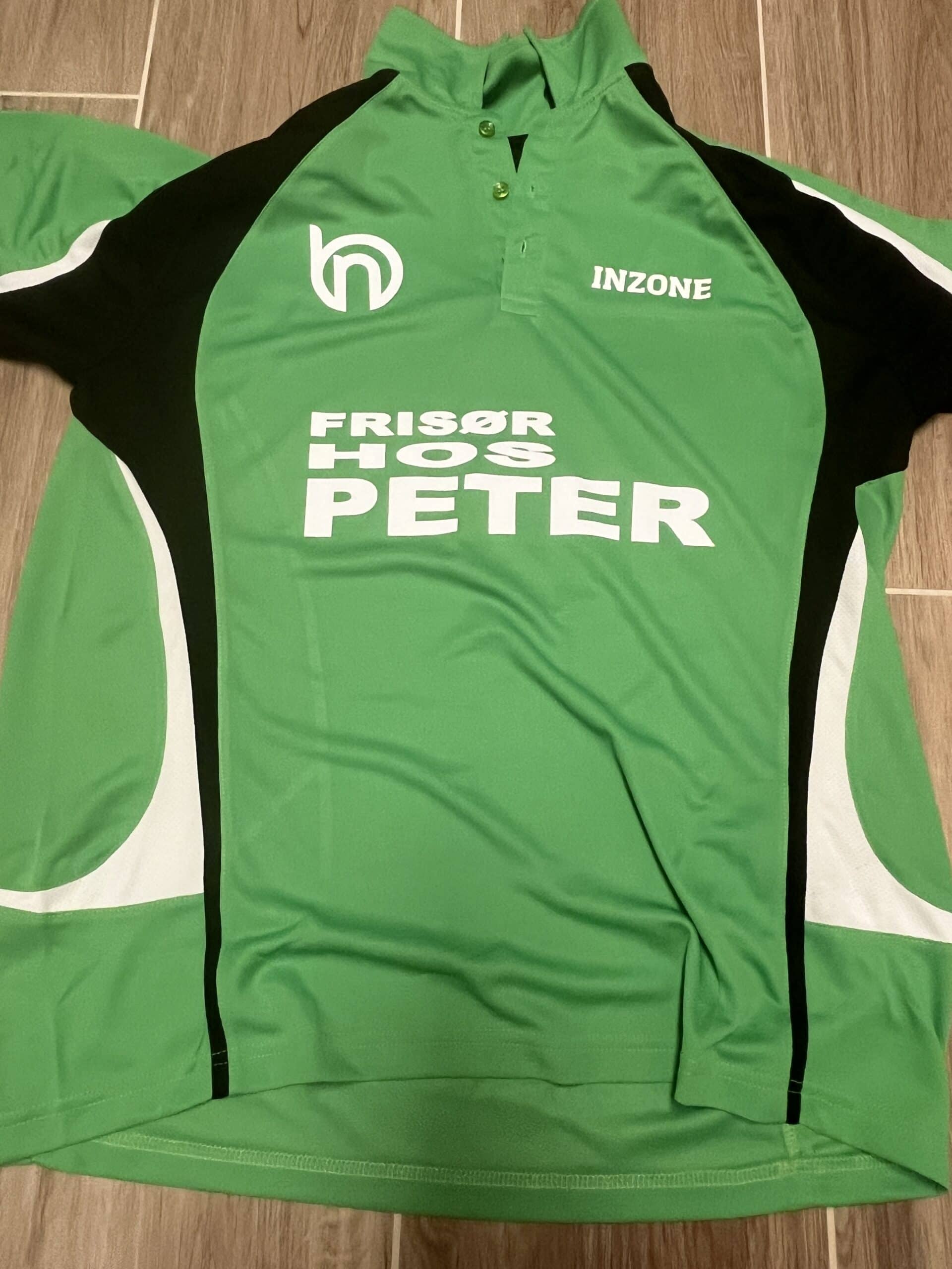 En grøn og sort rugbytrøje med ordet peter på.